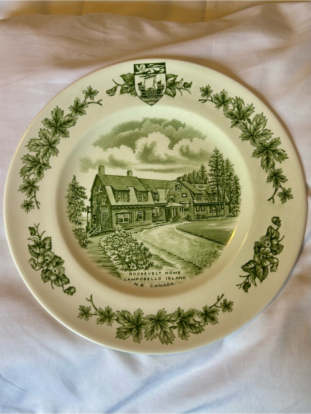 Roosevelt Home Decorative Dinner Plate in Green